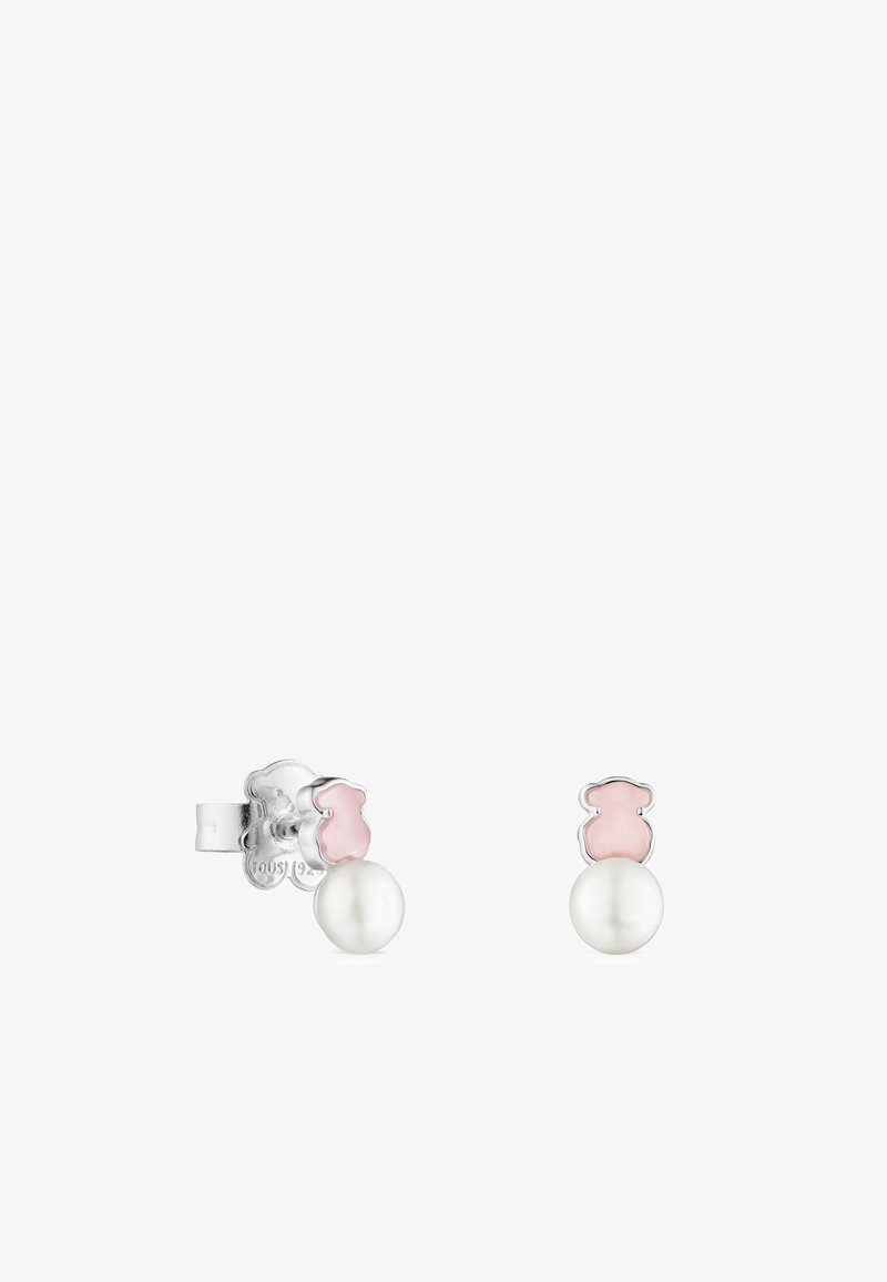 Pendientes de plata con pequeños troqueles en forma de oso rosa y perlas blancas colgantes sobre un fondo blanco.