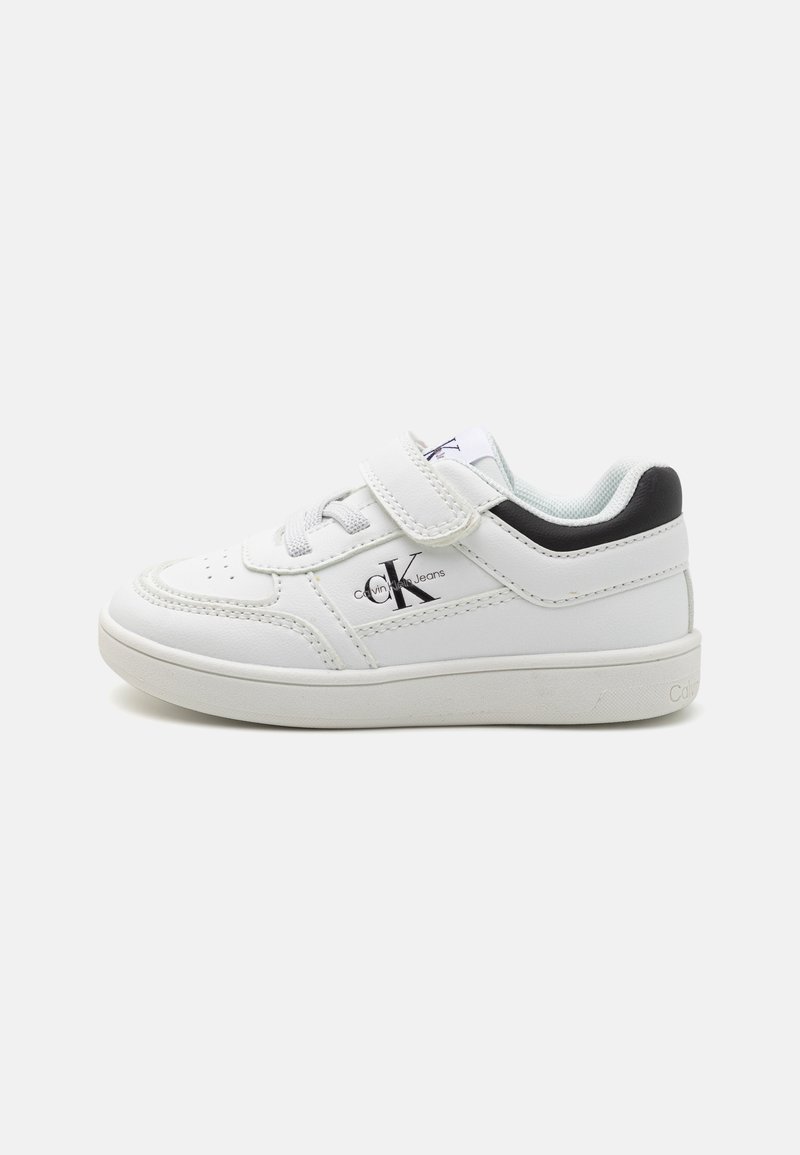 Baskets blanches en cuir avec un design texturé. Présentent une sangle Velcro, des lacets et une accent noir au niveau du talon. Logo Calvin Klein visible.