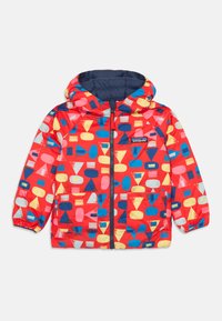 Rote Kapuzenjacke mit einem geometrischen Muster aus blauen, gelben und pinken Formen, mit einem marineblauen Futter und einem Reißverschluss auf der Vorderseite.