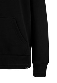 Schwarzer Hoodie mit einer Fronttasche, gerippte Bündchen und Saum, einer glatten Textur und einem dezenten Logo-Detail in der Nähe des Saums.