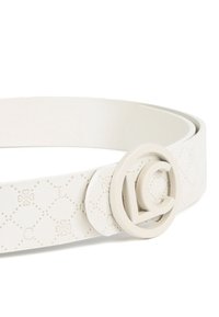 Cinturón de cuero blanco con un patrón texturizado y una hebilla circular de plata que presenta un diseño con las letras "L" y "C". Acabado liso y longitud ajustable.