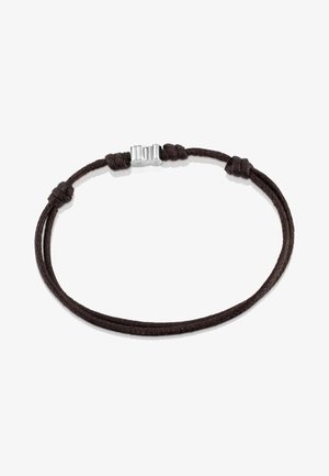 Pulsera de cordón trenzado marrón con un cierre de plata pulida. El diseño presenta acentos en forma de nudos cerca del cierre, ofreciendo una apariencia minimalista.