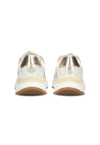 Weiße und goldene Sportschuhe mit einer strukturierten Oberseite, gepolstertem Schaftrand und einer chunky weißen Sohle mit einem beige und gummierten Boden.