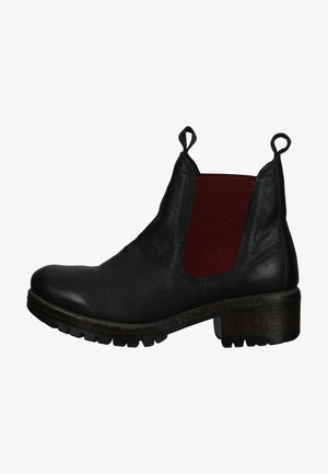 Bota de cuero negro hasta el tobillo con paneles laterales elásticos rojos texturizados y lengüetas. Tacón resistente y suela de goma con patrón.