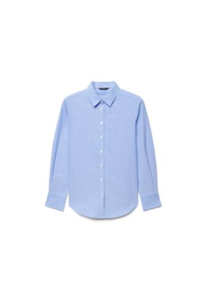 Chemise bleu clair à manches longues avec boutons, col pointu et poignets boutonnés, posée à plat sur un fond blanc.