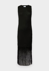 Svart ermeløs kjole med tettsittende liv og frynsekant laget av lange, teksturerte tråder. Enkel rund halslinje, minimalistisk design.