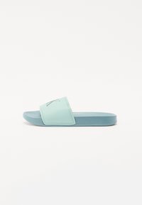 Helle blaue Rutschsandale mit einem strukturierten Oberriemen und einer flachen, gepolsterten Sohle. Verfügt über ein auffälliges Logo auf dem Riemen.