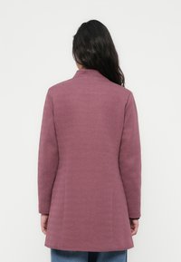 Παλτό με σχέδιο ψαροκόκαλο σε ανοιχτό μωβ, με γιακά και μακριά μανίκια, εφαρμοστή γραμμή και μεσαίο μήκος.