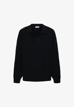 Pullover in maglia nera a coste con maniche lunghe, un colletto piatto e una placca aperta; presenta un tessuto testurizzato per un maggiore spessore.