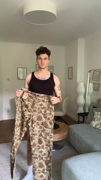 Καμουφλαρισμένο παντελόνι cargo σε μπεζ, καφέ και πράσινο χρώμα. Διαθέτει μεγάλα τσέπες, βρόχους ζώνης και ίσια σχεδίαση κοπής.