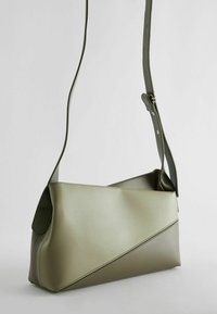 Olivgrüne Umhängetasche mit dreieckigem Design, aus glattem Synthetikmaterial gefertigt, ausgestattet mit einem langen, verstellbaren Schulterriemen und dezenten Nähten.