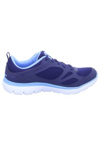 Zapatilla deportiva morada con parte superior de malla transpirable, acentos en azul claro, cuello acolchado y suela de goma blanca con ranuras de flexión.
