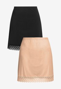 Twee onderrokken: één zwarte met schulpjes kantaccent en één perzikkleurige, beide met een elastische tailleband en een gladde textuur.