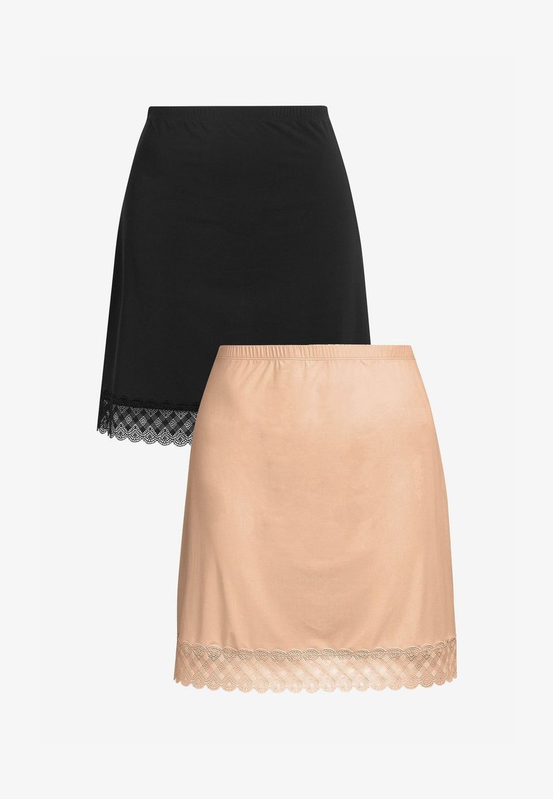 Twee onderrokken: één zwarte met schulpjes kantaccent en één perzikkleurige, beide met een elastische tailleband en een gladde textuur.