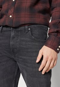 Wrangler GREENSBORO - Blugi drepți - thunder