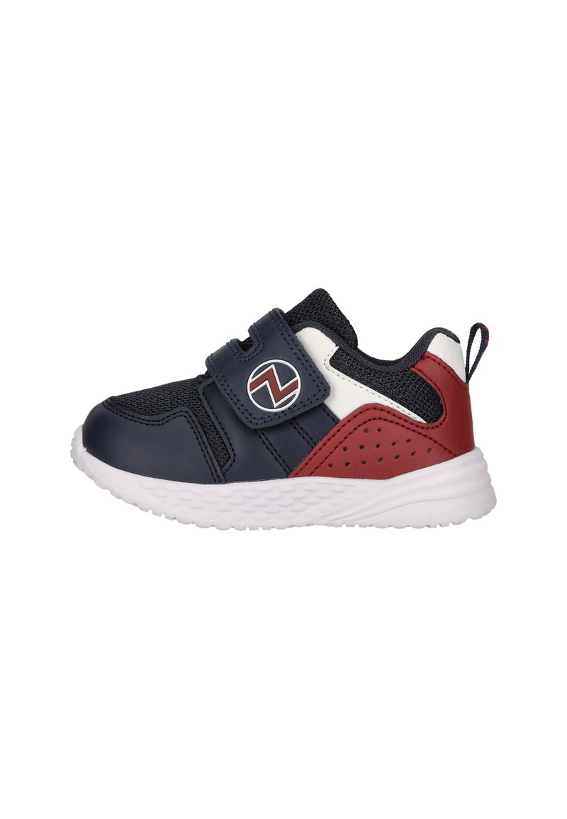 Marineblaues und rotes Sportschuh mit Obermaterial aus Mesh, kontrastierenden weißen Akzenten, verstellbarem Riemen und strukturiertem Sohle für besseren Halt. Runde Zehenform.