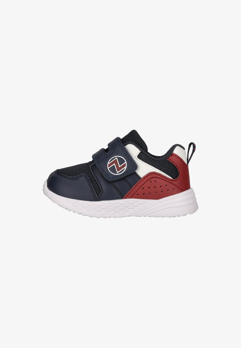 Chaussure de sport bleu marine et rouge avec tige en maille, accents blancs contrastants, sangle réglable et semelle texturée pour une bonne adhérence. Conception à bout arrondi.