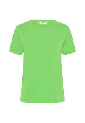 Tricou verde aprins cu mâneci scurte și gât rotund, cu o etichetă mică a brandului cusută în interiorul gâtului.