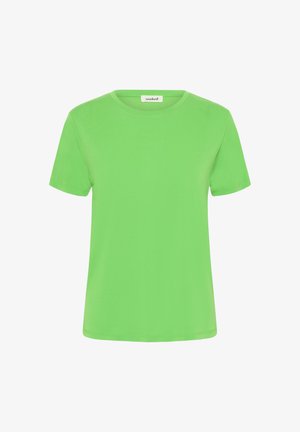 Tricou verde aprins cu mâneci scurte și gât rotund, cu o etichetă mică a brandului cusută în interiorul gâtului.