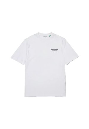 T-shirt blanc à manches courtes avec col rond et petit texte noir « EDMMOND ANTIQUES » sur le côté gauche de la poitrine.