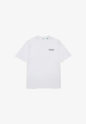 T-shirt blanc à manches courtes avec col rond et petit texte noir « EDMMOND ANTIQUES » sur le côté gauche de la poitrine.