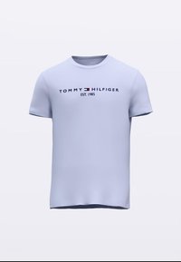 Světle modré tričko s krátkým rukávem z bavlny s předním logem "TOMMY HILFIGER EST. 1985" v tmavě modré a červených akcentů.