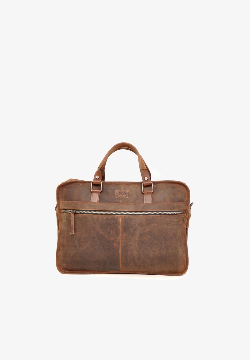 Bruine leren aktetas met twee bovenhandvaten, een voorklep met ritssluiting, subtiele stikdetails en een vintage textuurafwerking.