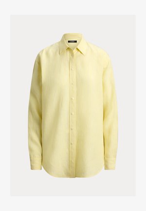 Camisa amarilla de manga larga con botones al frente, rayas verticales sutiles y un cuello clásico puntiagudo.