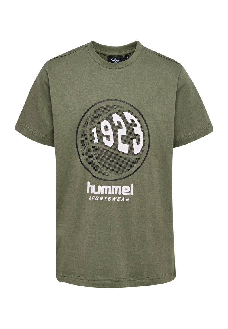 Oliwkowa bawełniana koszulka z krótkim rękawem, z okrągłą grafiką koszykówki i napisem "1923" oraz "hummel sportswear" w białym kolorze.