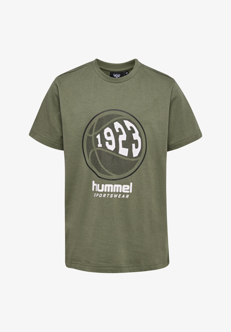 Oliven grøn bomuld t-shirt med korte ærmer, prydet med et rundt basketballgrafik og teksten "1923" samt "hummel sportswear" i hvid.