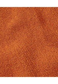 Texturerad orange stickad tyg med en tät väv, som visar ett enhetligt mönster och en mjuk, något upphöjd yta.