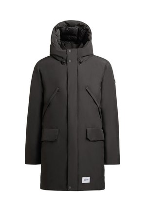 Czarna ocieplana parka z kapturem, z zapięciem na napy, dwoma dużymi przednimi kieszeniami i subtelną teksturą. Minimalistyczny design z logo na dolnym brzegu.