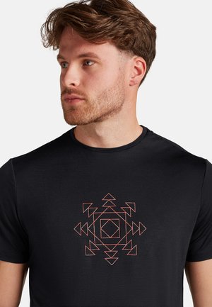 Zwarte t-shirt met een geometrisch ontwerp in oranje en wit. Korte mouwen, ronde hals, gladde textuur, met een centraal gestileerd patroon.