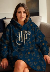 Felpa con cappuccio in tessuto blu navy, impreziosita da motivi geometrici e simbolici dorati. Design oversize con un logo frontale.