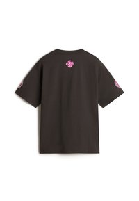 Camiseta de algodón negra con diseños gráficos en rosa en la parte posterior y las mangas. Mangas cortas y un ajuste holgado.