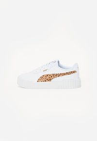 Fehér sneakers, amelynek oldalán texturált, leopárdmintás díszítés található. Vastag, bordás talppal rendelkezik, és diszkrét arany színű logóval van ellátva a felső részen.