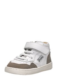 Weiße High-Top-Sneaker mit Leder- und grauen Wildlederakzenten, ausgestattet mit einem Klettverschluss, Schnürsenkeln und einer strukturierten Gummisohle. Markennamen seitlich aufgedruckt.