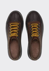 Scarpe in pelle marrone con punta arrotondata e suola in gomma. Presentano lacci gialli e occhielli in metallo nero. Fodera interna strutturata.