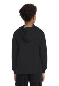 Čierna mikina s kapucňou vyrobená z bavlneného zmesi, sťahovacia kapucňa, rebrované manžety a spodný lem, a mäkká textúra bez viditeľného branding alebo vzorov.