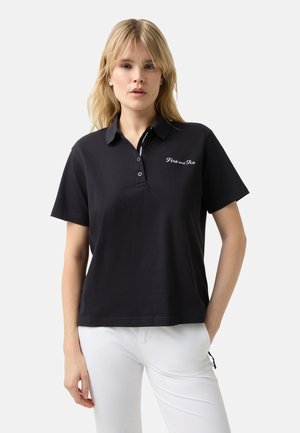 Černé polo tričko s límečkem, knoflíkovou légou a vyšívaným logem "Fire and Ice" na hrudi; bavlněný materiál a krátké rukávy.