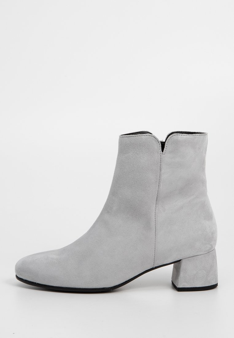 Graue Wildleder-Stiefelette mit Blockabsatz, schlankem Design, runder Zehenpartie und seitlichem Reißverschluss für einfaches An- und Ausziehen. Glatte Oberfläche.