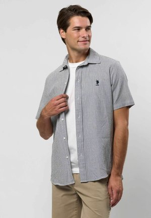 Koszula z krótkim rękawem, zapinana na guziki w czarno-białe paski, z małym haftowanym logo, kołnierzykowa i wykonana z lekkiego materiału.