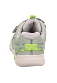 Graue Netzsneaker mit weißer Sohle, ausgestattet mit einem neongrünen Riemen, Polsterung an der Ferse und einem strukturierten Design für besseren Halt.