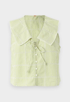 Blouse sans manches vichy vert clair avec grand col carré, boutons sur le devant et un nœud noué au niveau de l'encolure.