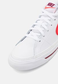 Nike Sportswear COURT LEGACY - Sportbačiai - white/bright crimson/team red