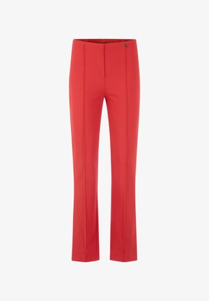 Rote, strukturierte Stoffhose mit schlanker Passform, flacher Vorderseite und leicht ausgestelltem Beinabschluss; verfügt über zwei Seitentaschen und dezente Markenkennzeichnung.