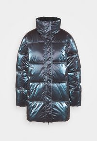 Puffig svart dunjacka med en glänsande yta, hög krage och horisontell sömnadsdesign; har sidfickor och en CK-logotyp på bröstet.