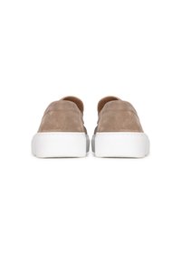 Zapatos de ante marrón tipo slip-on con punta redonda y suela de goma blanca, que presentan una textura suave y detalles de costura mínimos.
