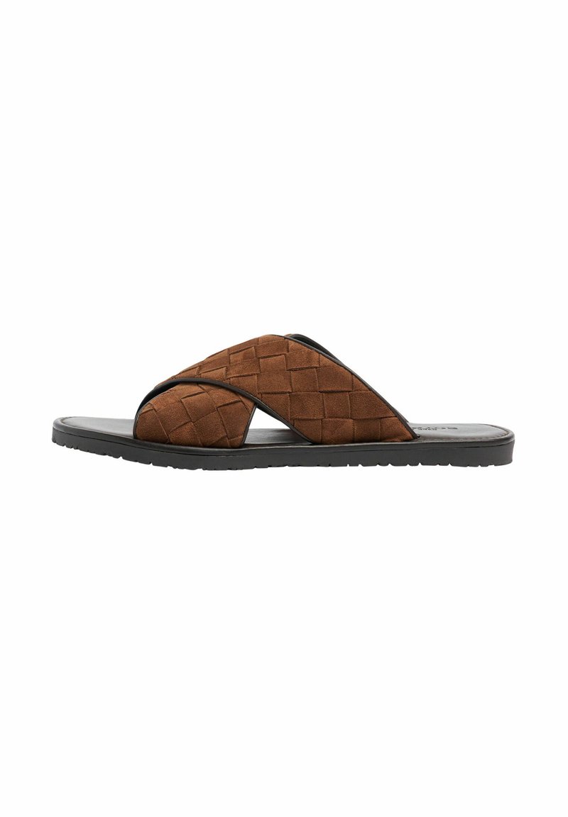 Smeđi pleteni nubuk sandali s trakama u križ, crna gumena potplat i teksturirani detalji. Jednostavan dizajn pogodan za ležernu obuću.