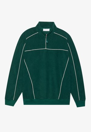 Sweatshirt de polar verde com um colarinho alto, fecho de meio zip e acabamentos em branco ao longo dos ombros e mangas. Textura suave, corte relaxado.